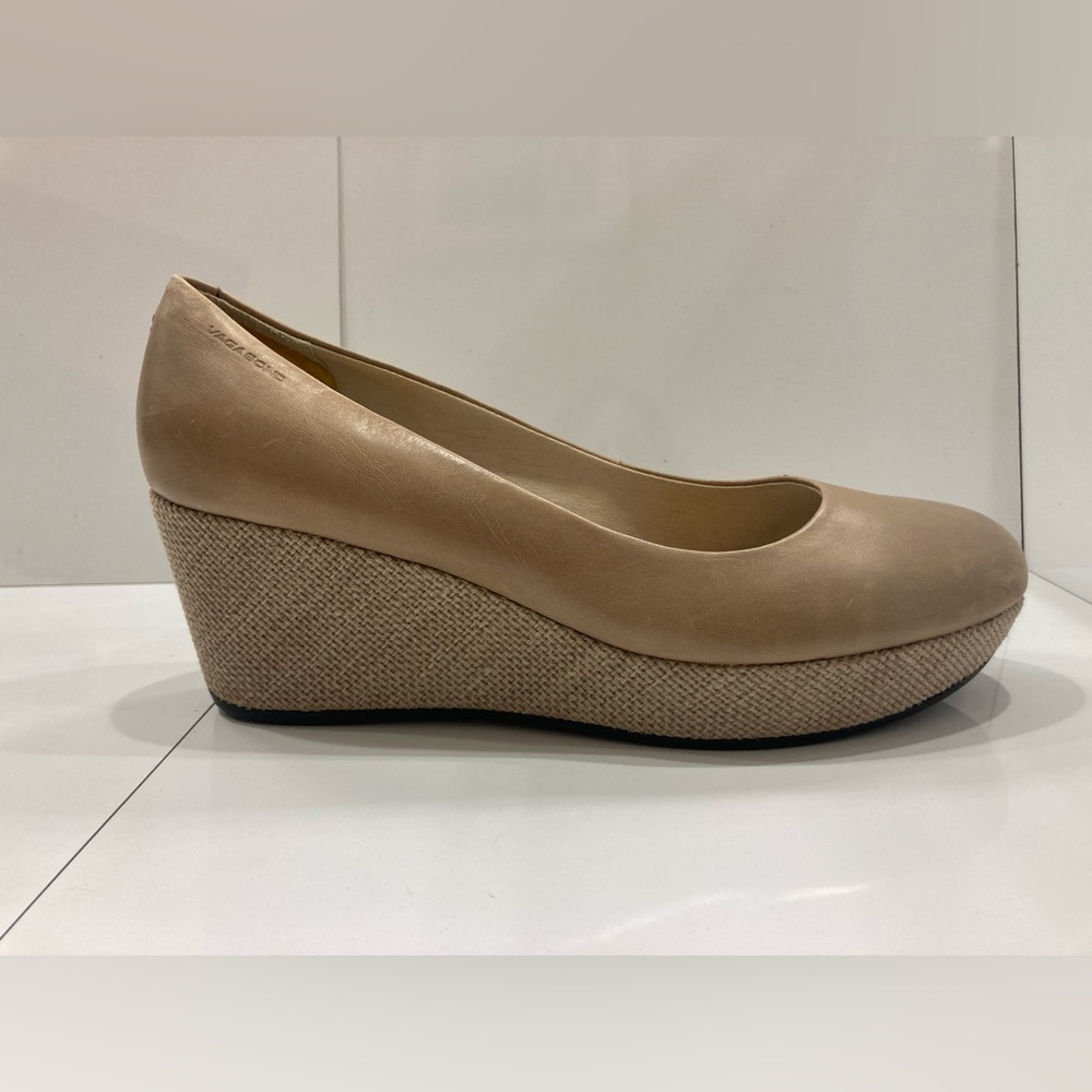 Vagabond Beige Wedge Heel Shoe Size 39 Euro Size or Size 8.5 US.
